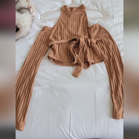 NWT Lavish Alice - Ribbed Camel Cut Out Shoulder - Women's Top Size Large - Picture 4 of 8
